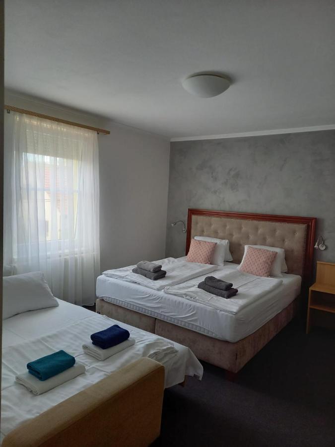 Pension Kiwi Микулов Экстерьер фото