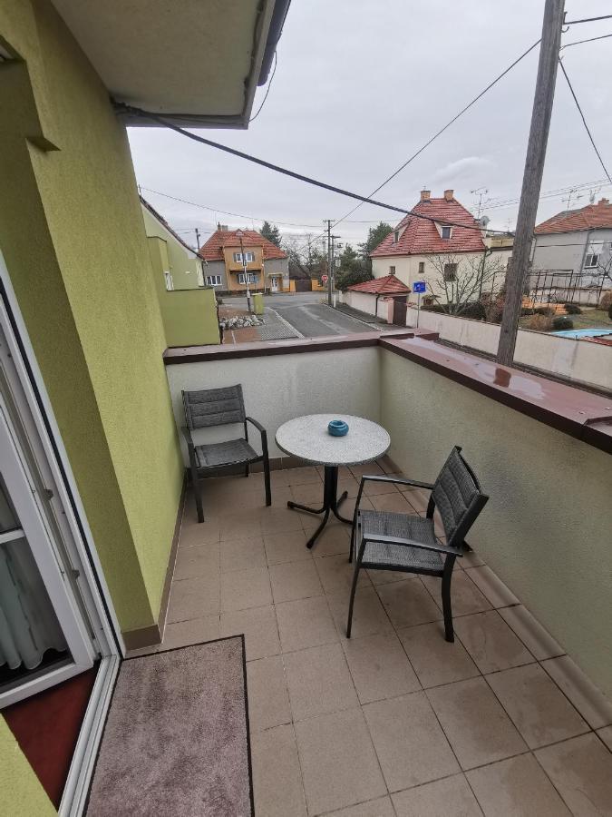 Pension Kiwi Микулов Экстерьер фото