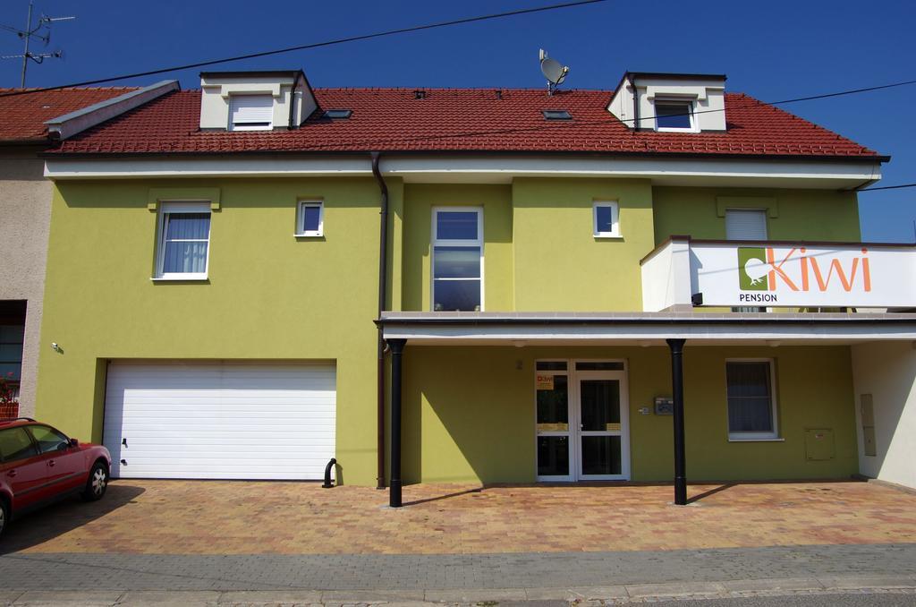 Pension Kiwi Микулов Экстерьер фото